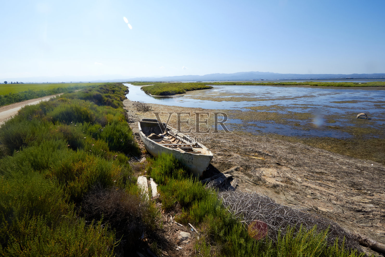 宁静湿地中的废弃船只照片摄影图片