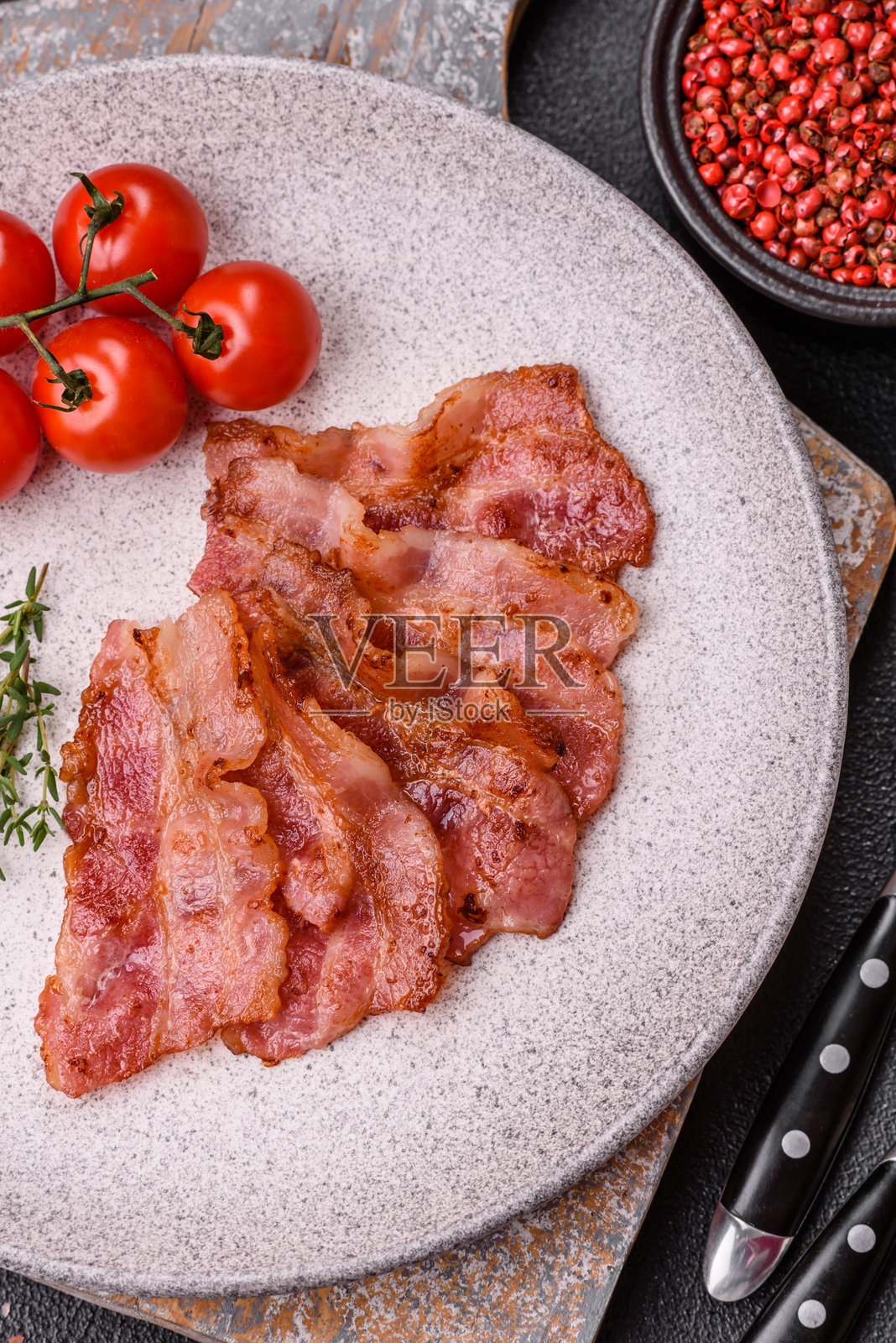美味的脆皮培根,搭配盐和香料烤制而成照片摄影图片