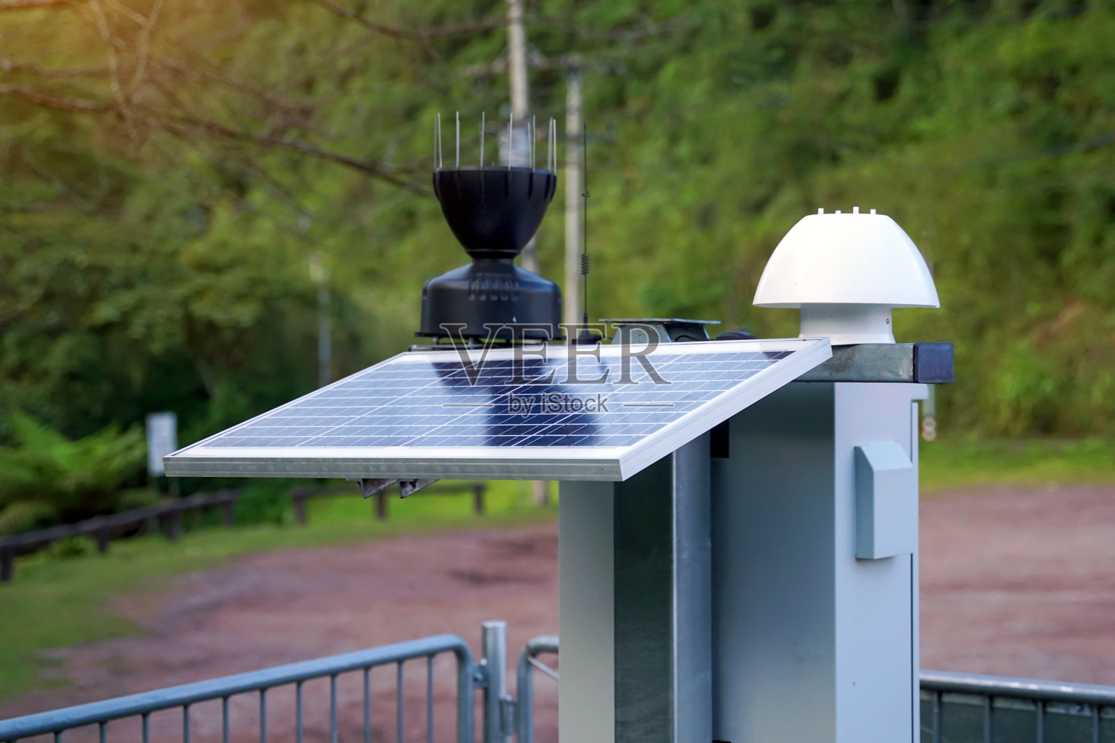 太阳能自动遥测站安装在高山上,用于测量气候数据、降雨量和上游森林地区的水位。照片摄影图片