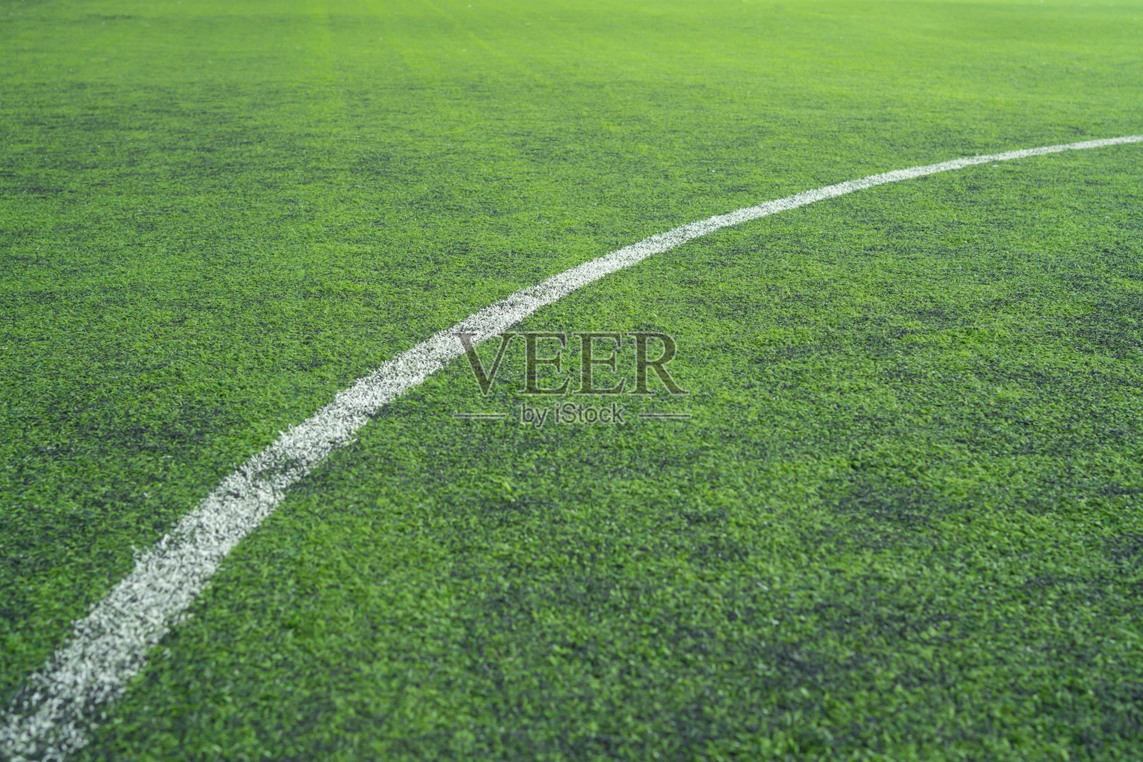 在绿色田野上画了一条白线照片摄影图片