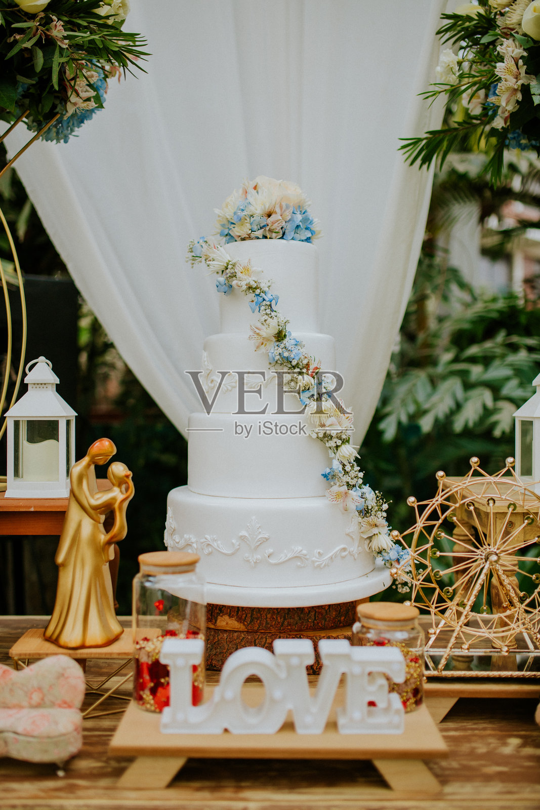 婚礼蛋糕的爱照片摄影图片