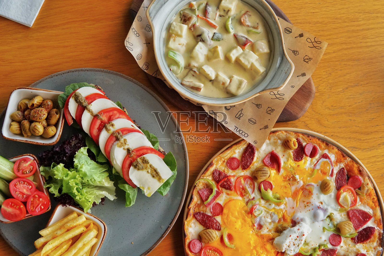 比萨和塔丁奶酪照片摄影图片