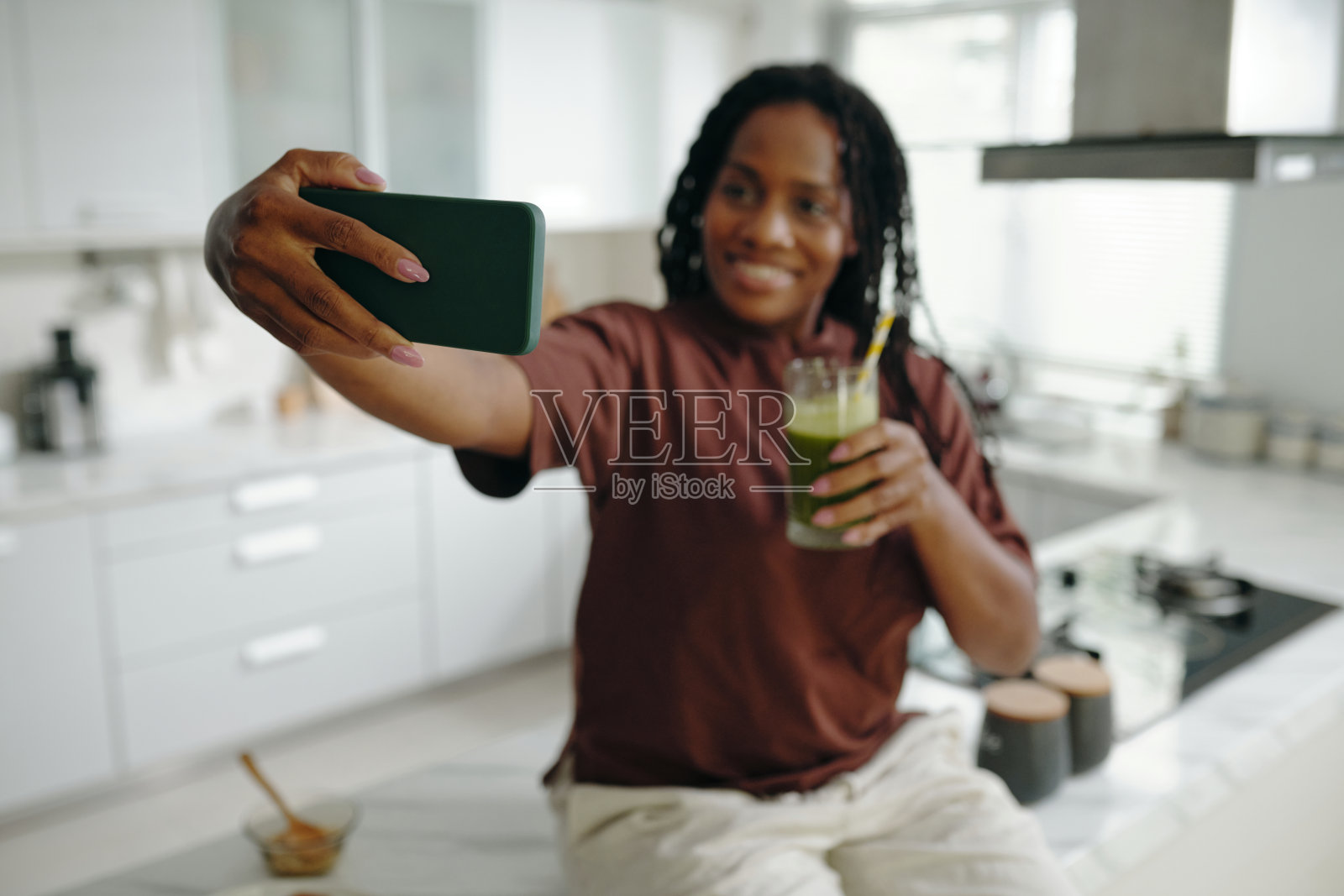 喝绿色果昔时自拍照片摄影图片