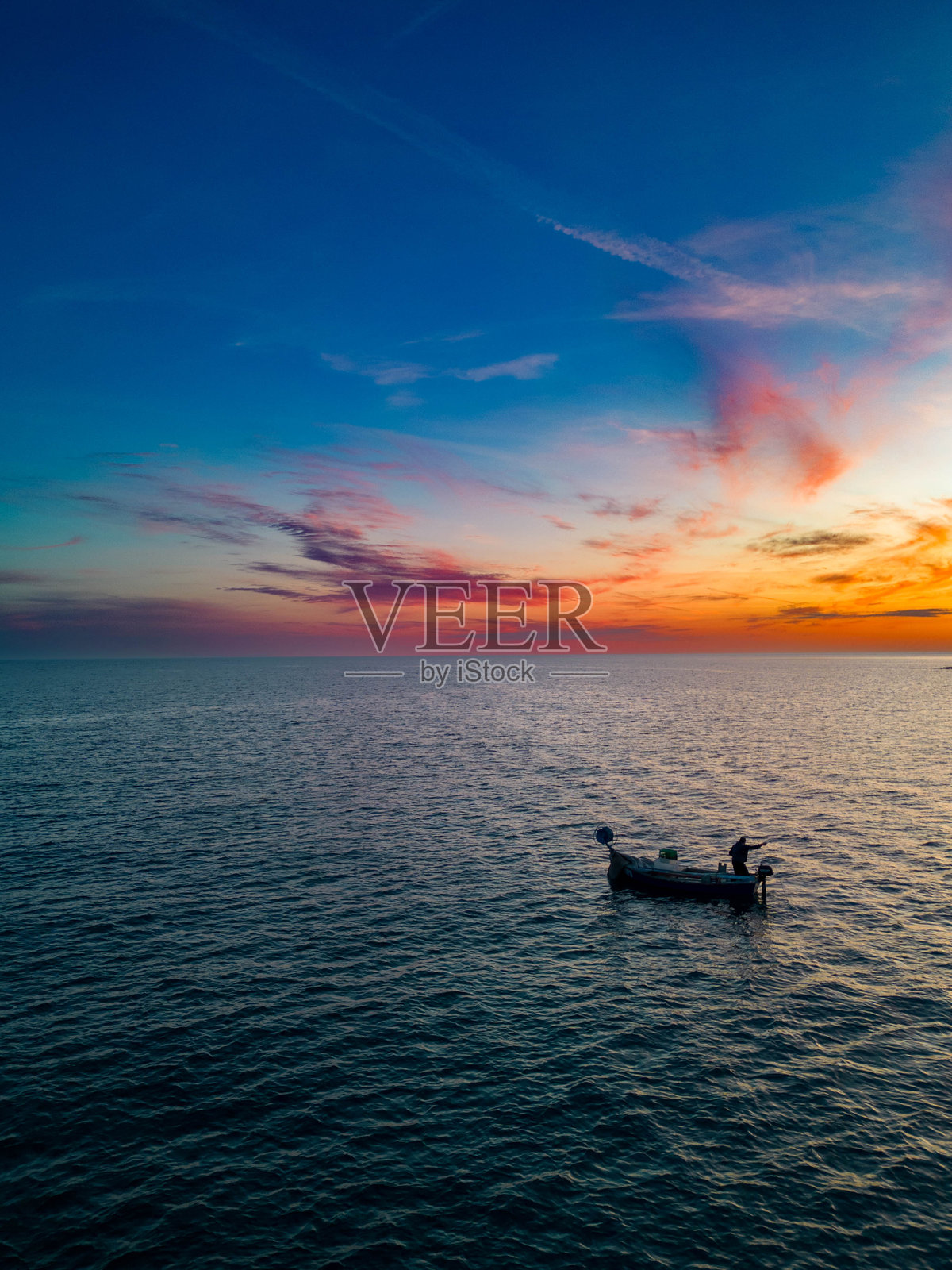 孤独的船在日落天空下照片摄影图片