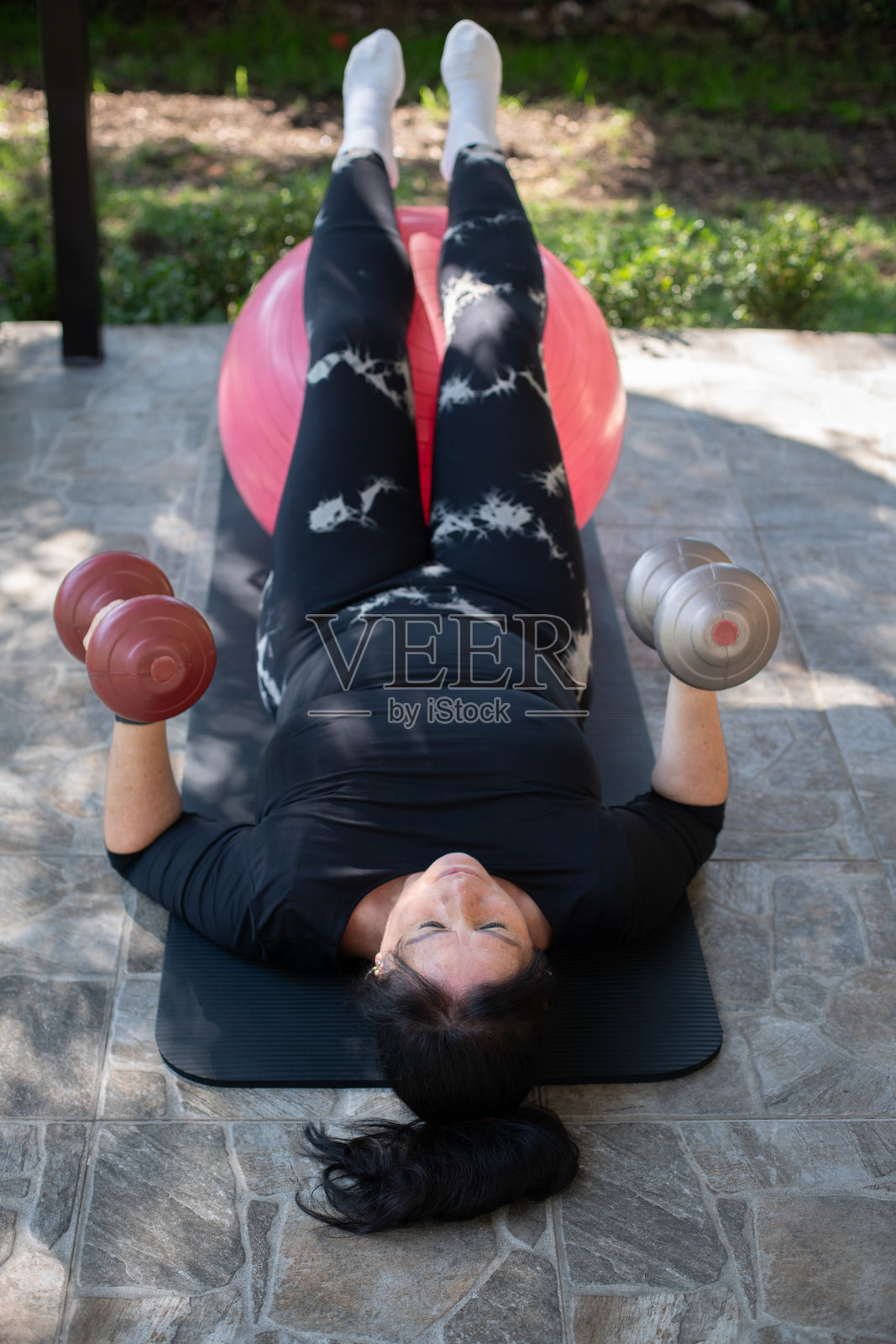 五十多岁的女性通过球和哑铃锻炼保持健康照片摄影图片