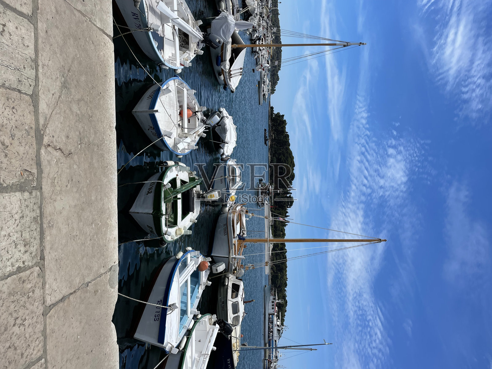 停靠在欧洲码头的帆船照片摄影图片