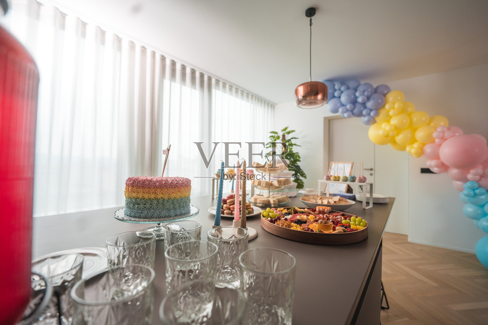 时尚家居环境中的婴儿洗礼庆祝盛宴照片摄影图片