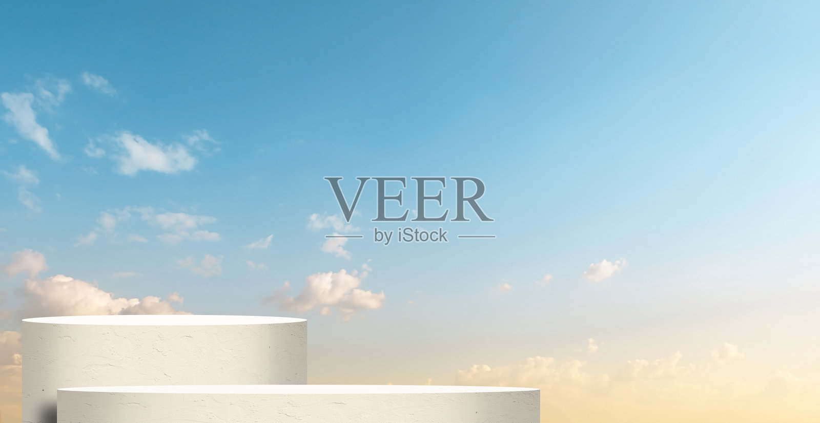 浅米色圆柱形水泥底座。产品展示台,背景为天蓝色和云朵。照片摄影图片