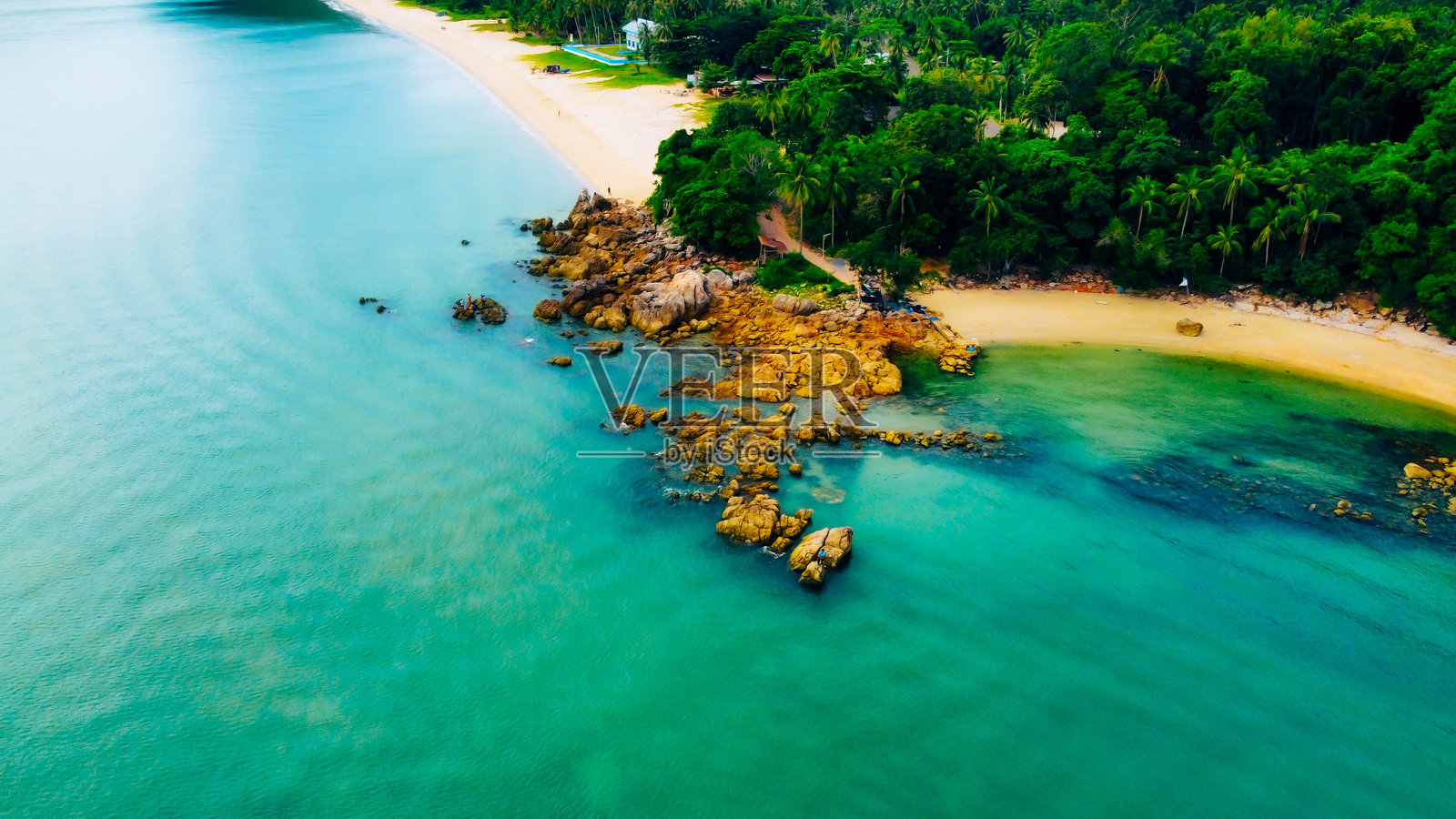 泰国那空西拉差的卡农通诺海滩,俯瞰金色岩石与美丽海洋的高角度视图。照片摄影图片