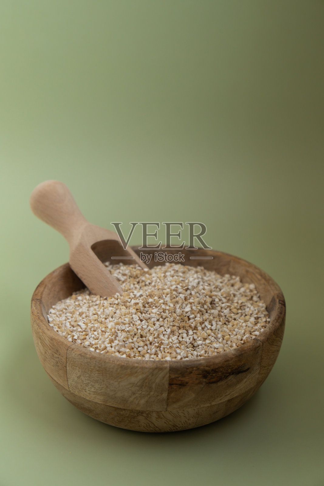 生燕麦细磨大麦粥,无麸质谷物。健康肠道益处。替代全小麦谷物成分的概念。素食饮食食谱。植物性的生活方式。留白,富含蛋白质。照片摄影图片