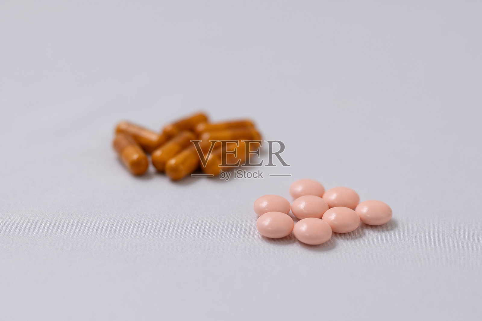 桌子上的药物照片摄影图片