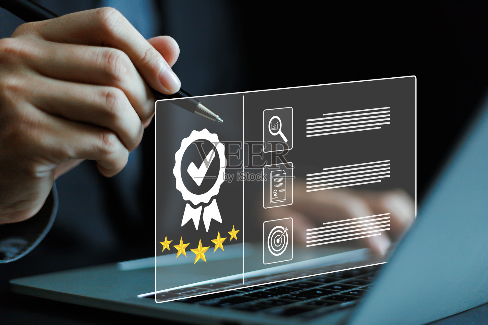 商人手持质量认证标志,审计,商业,保证,控制,数字化,服务,完整,评估,检查清单,数据与质量图标。照片摄影图片