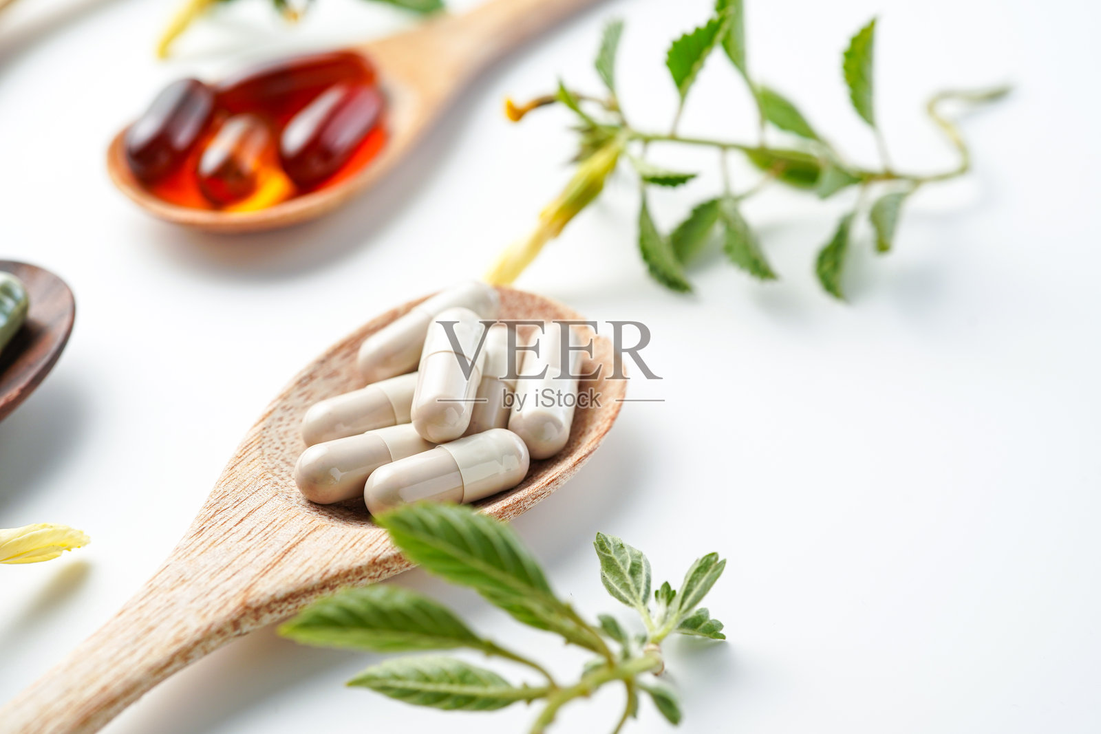 木勺中的维生素胶囊,软胶囊,鱼油胶囊,Omega 3,Omega 9,维生素D,维生素E照片摄影图片