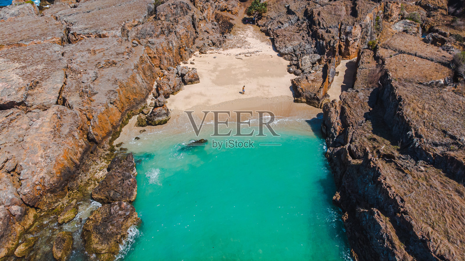 令人惊叹的海岸泻湖鸟瞰图,岩石悬崖与沙滩相映成趣。照片摄影图片