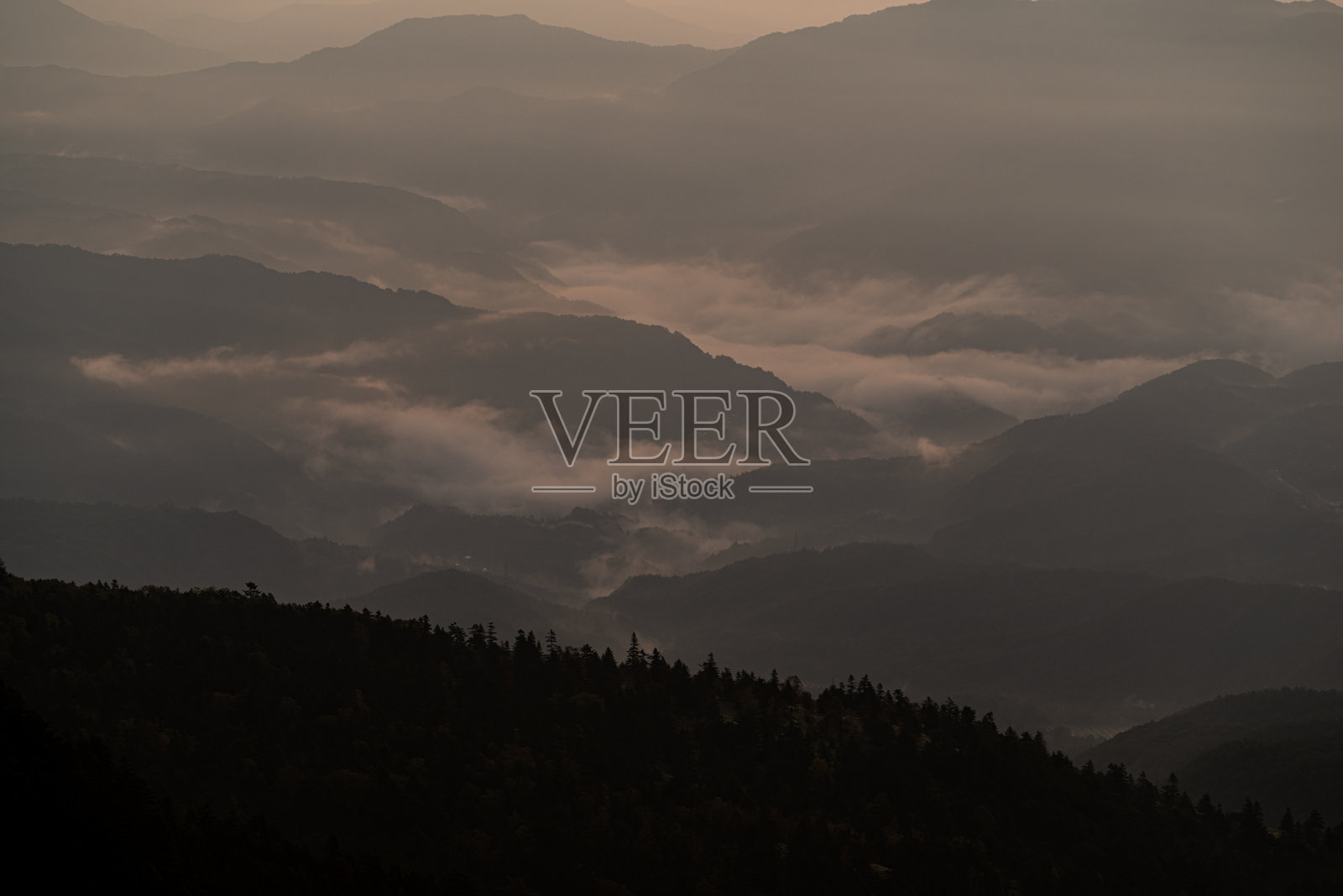 长野县与群马县交界处的壮观景色:志贺坡的清晨照片摄影图片