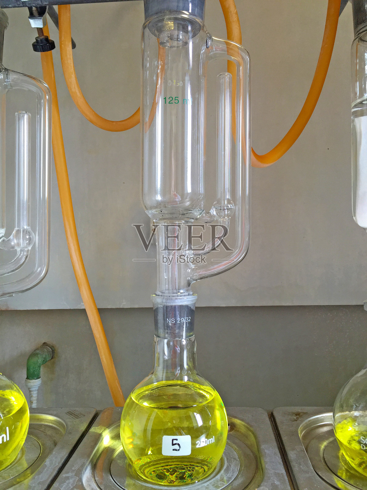 玻璃容器中黄色液体的特写照片摄影图片