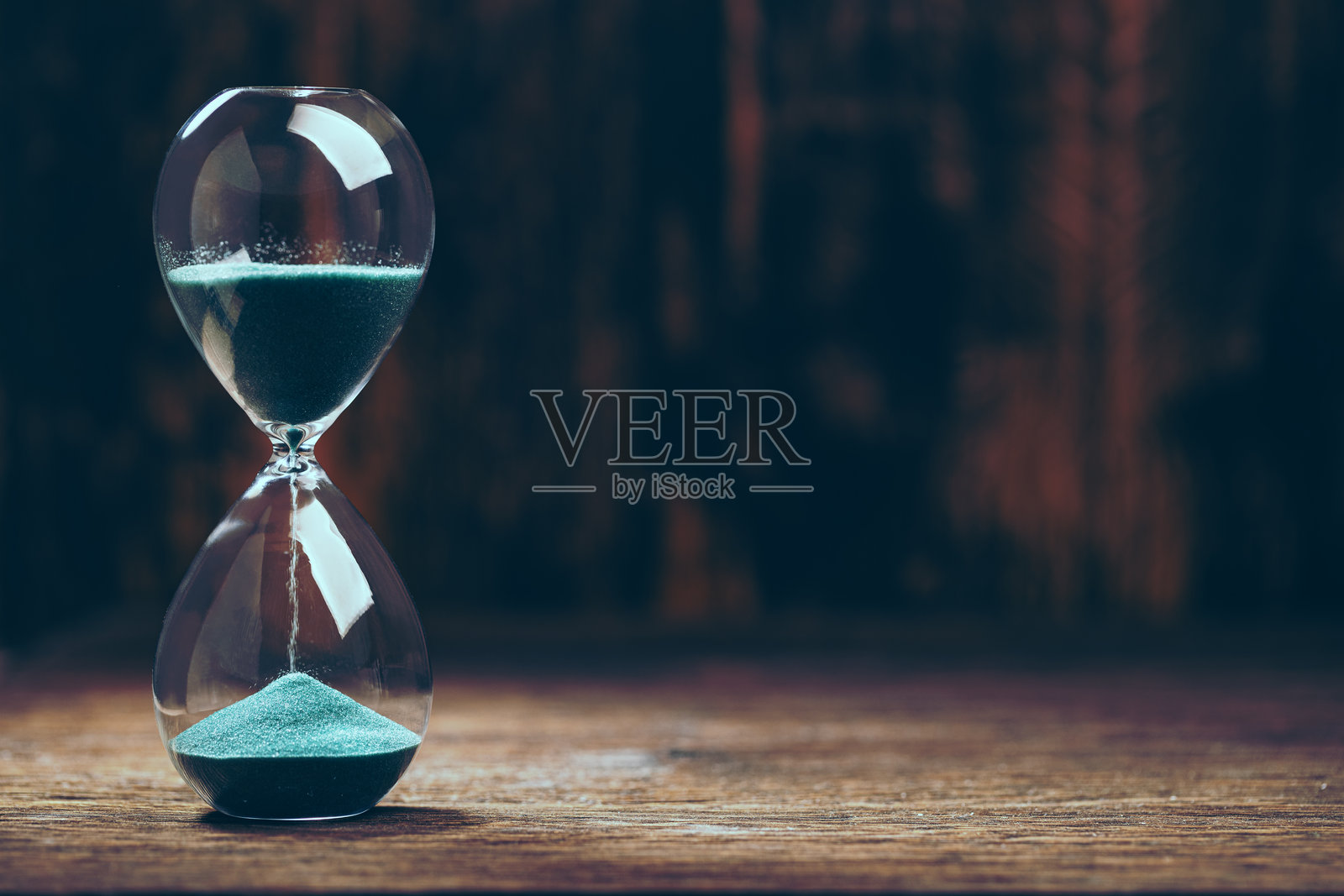 绿色沙子的沙漏照片摄影图片