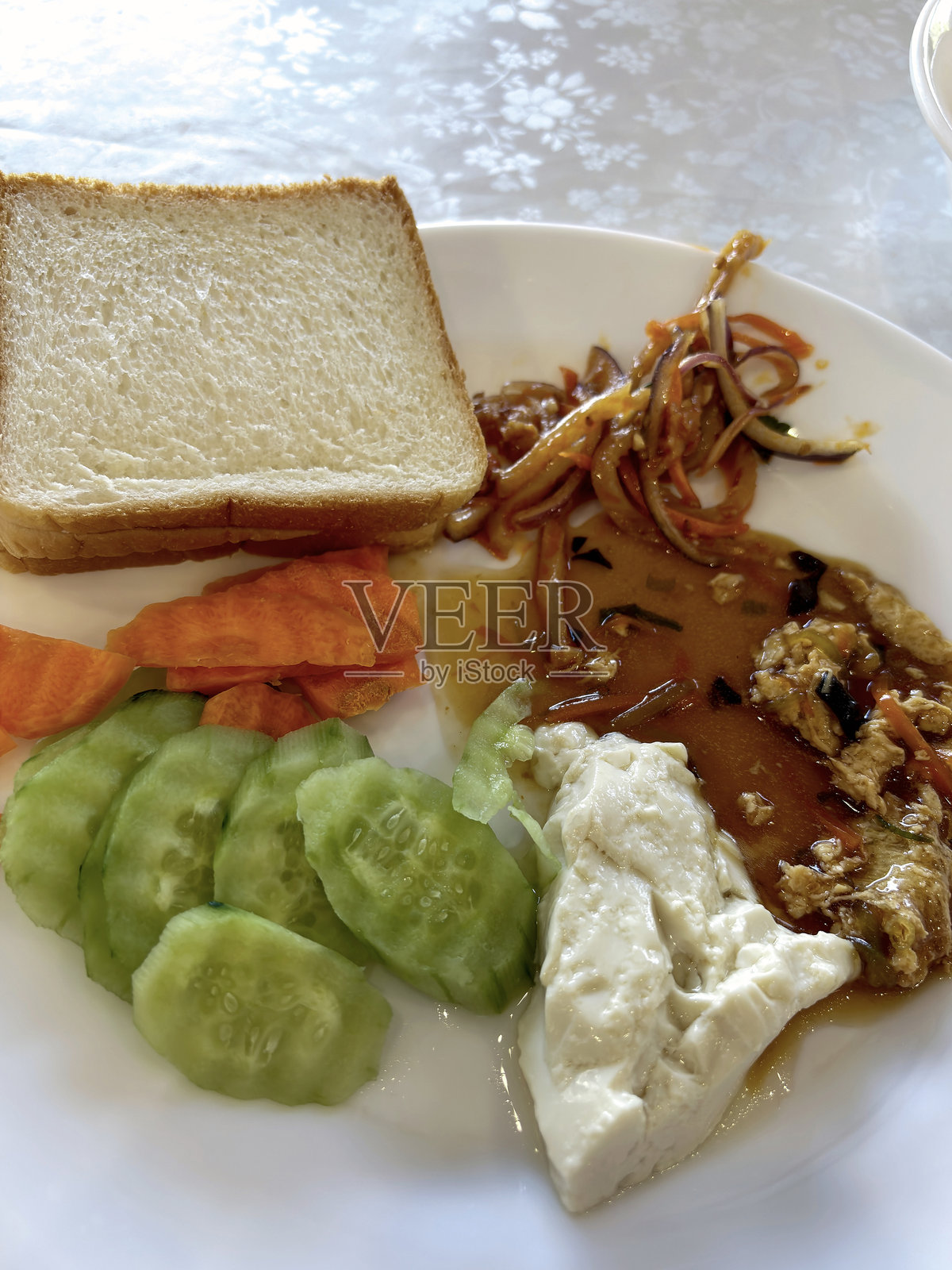 面包和中国食品 - 食物概念 自制有机拔牛肉包或刈包,放在黑色背景的竹蒸笼中,留有空白空间。照片摄影图片