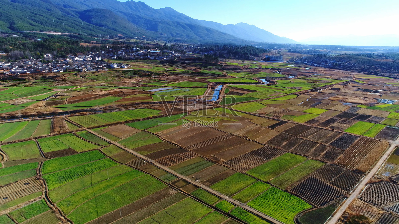 云南大理的乡村风景,苍山和洱海。照片摄影图片