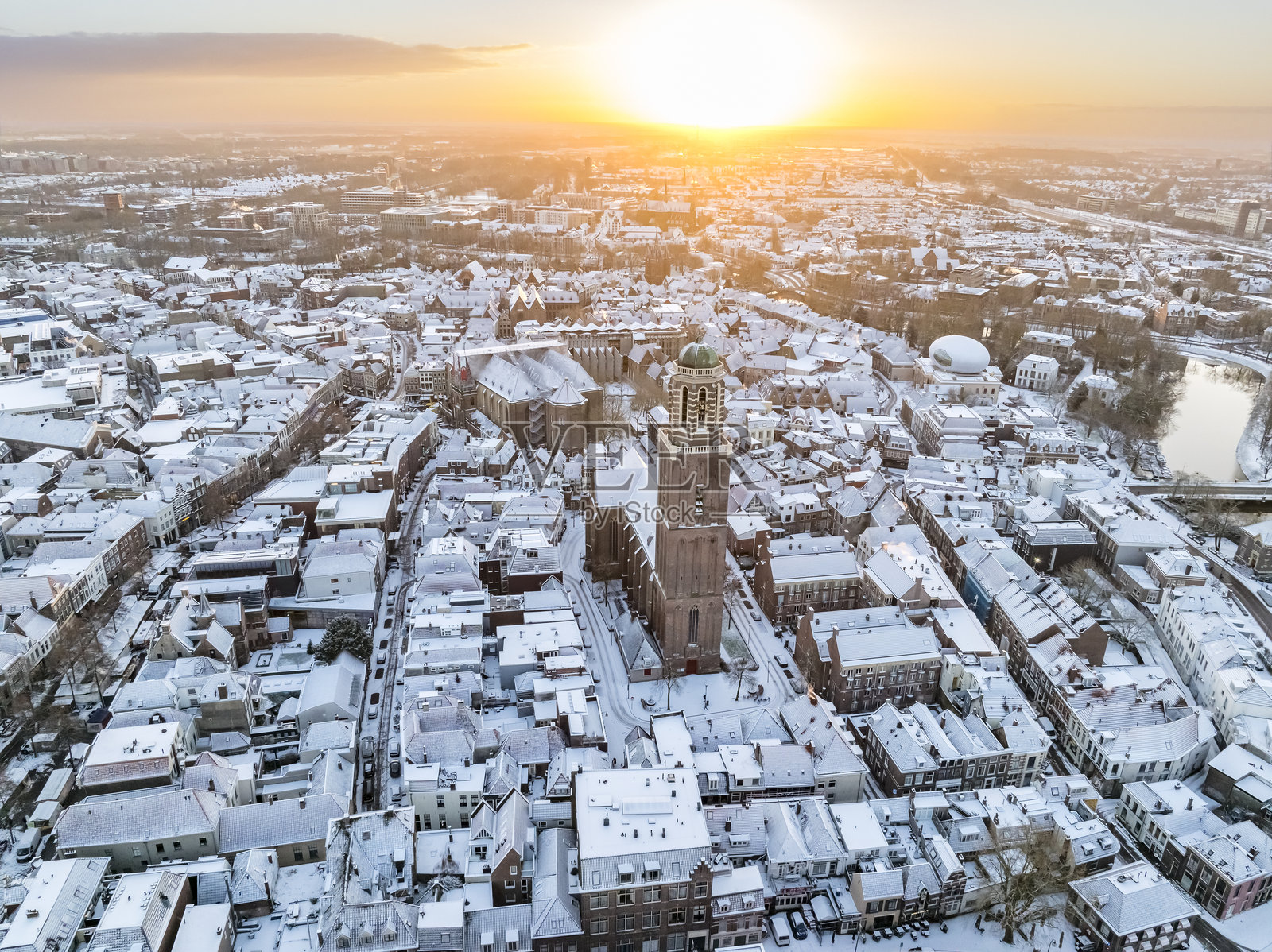 从高处俯瞰寒冷冬晨的兹沃勒市中心区照片摄影图片