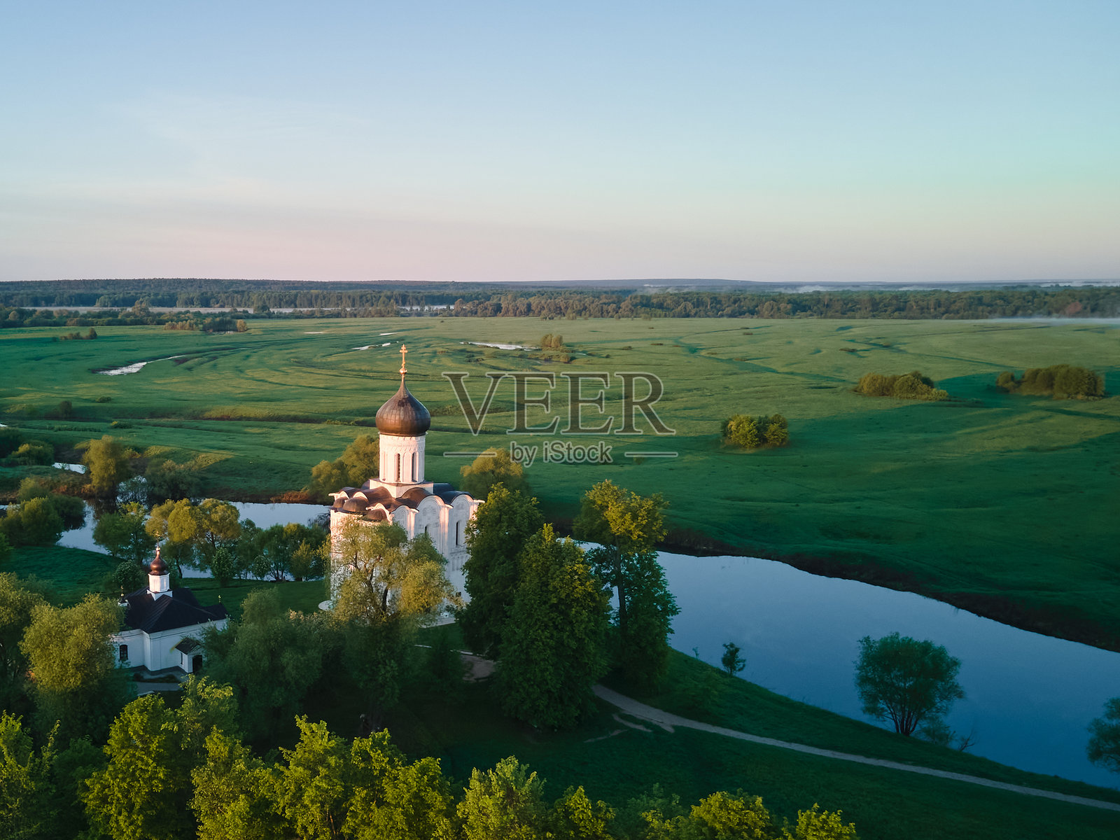 涅尔尔河上的圣母中保东正教教堂照片摄影图片