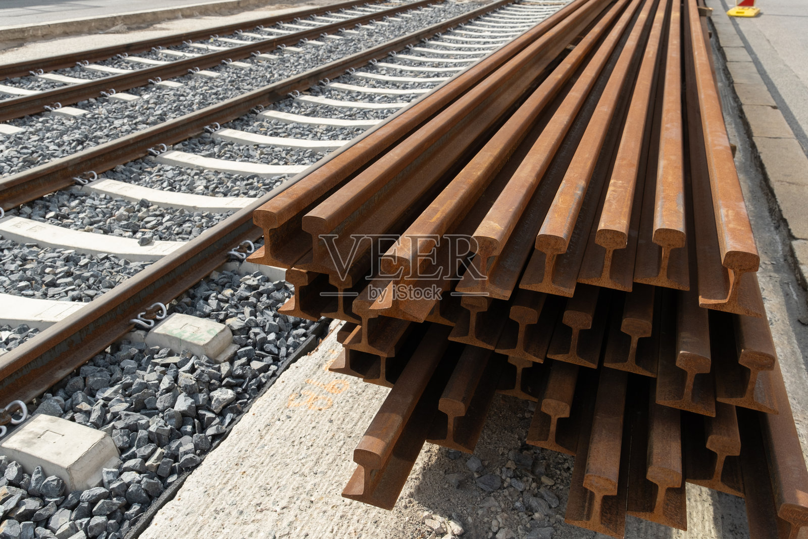 欧洲公共交通基础设施的重建。有轨电车在新的有轨电车旁边照片摄影图片