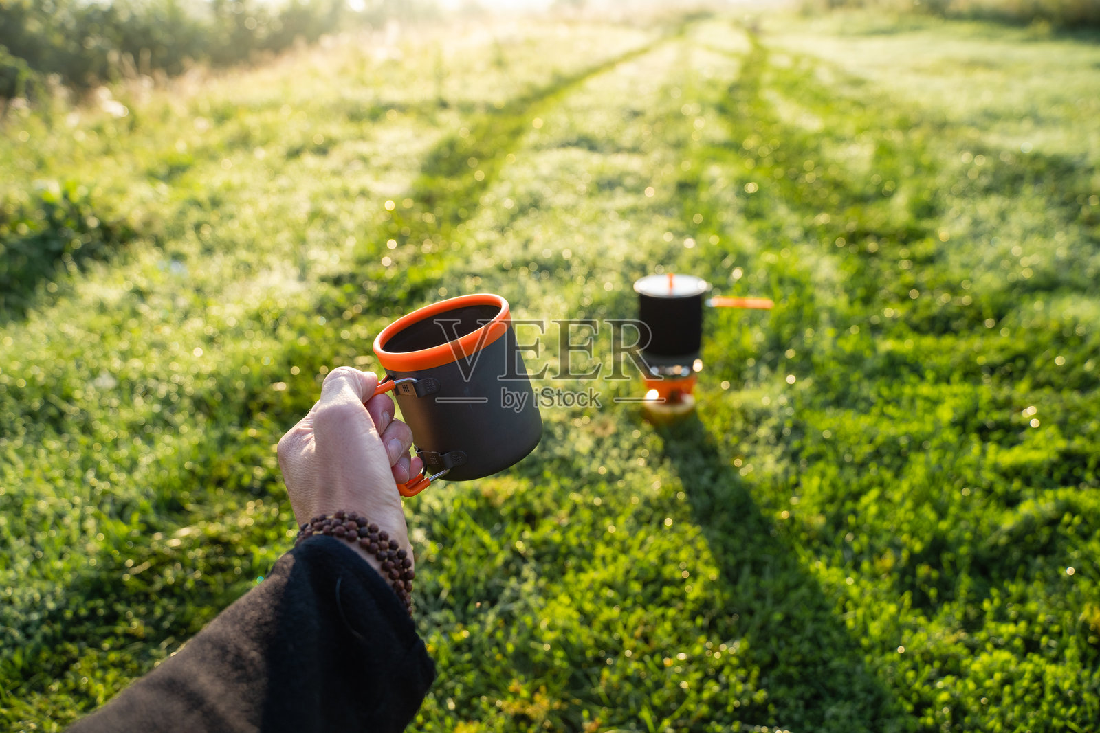 在美丽而郁郁葱葱的自然绿地中享受愉悦的晨咖啡体验照片摄影图片