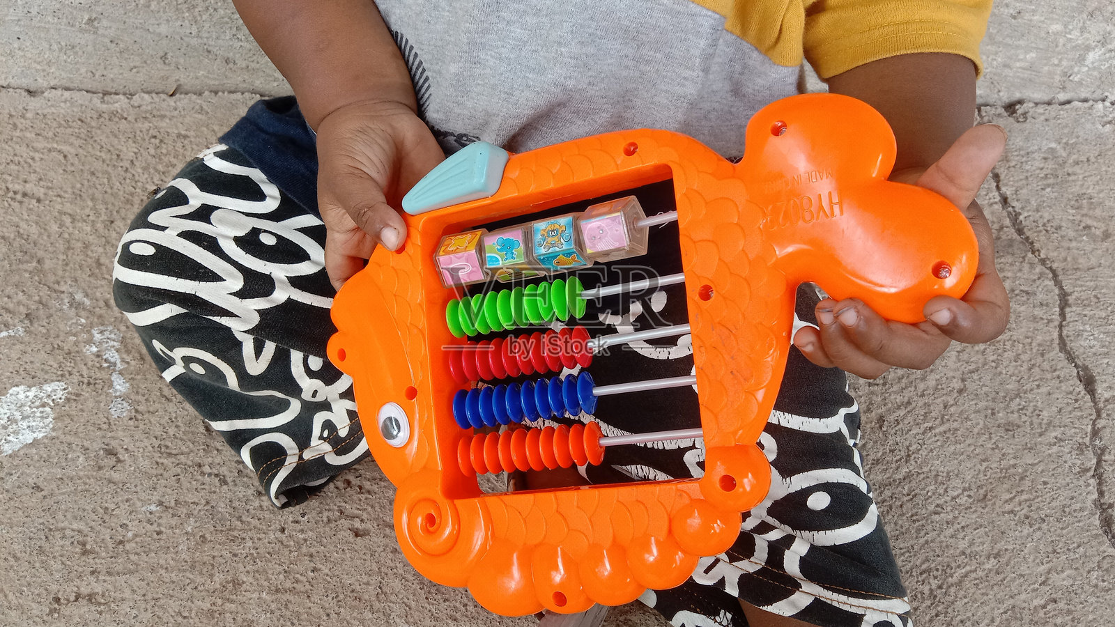 男孩在家里玩数数玩具照片摄影图片