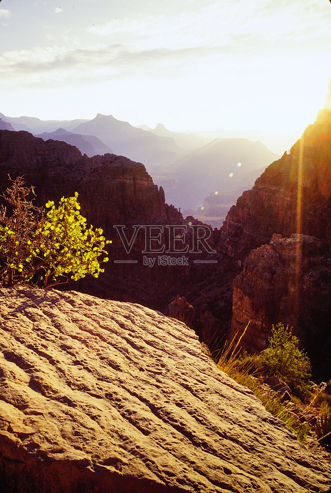 沿着隐士小径到科罗拉多河的壮丽景色,位于亚利桑那州的大峡谷国家公园,1984年5月照片摄影图片