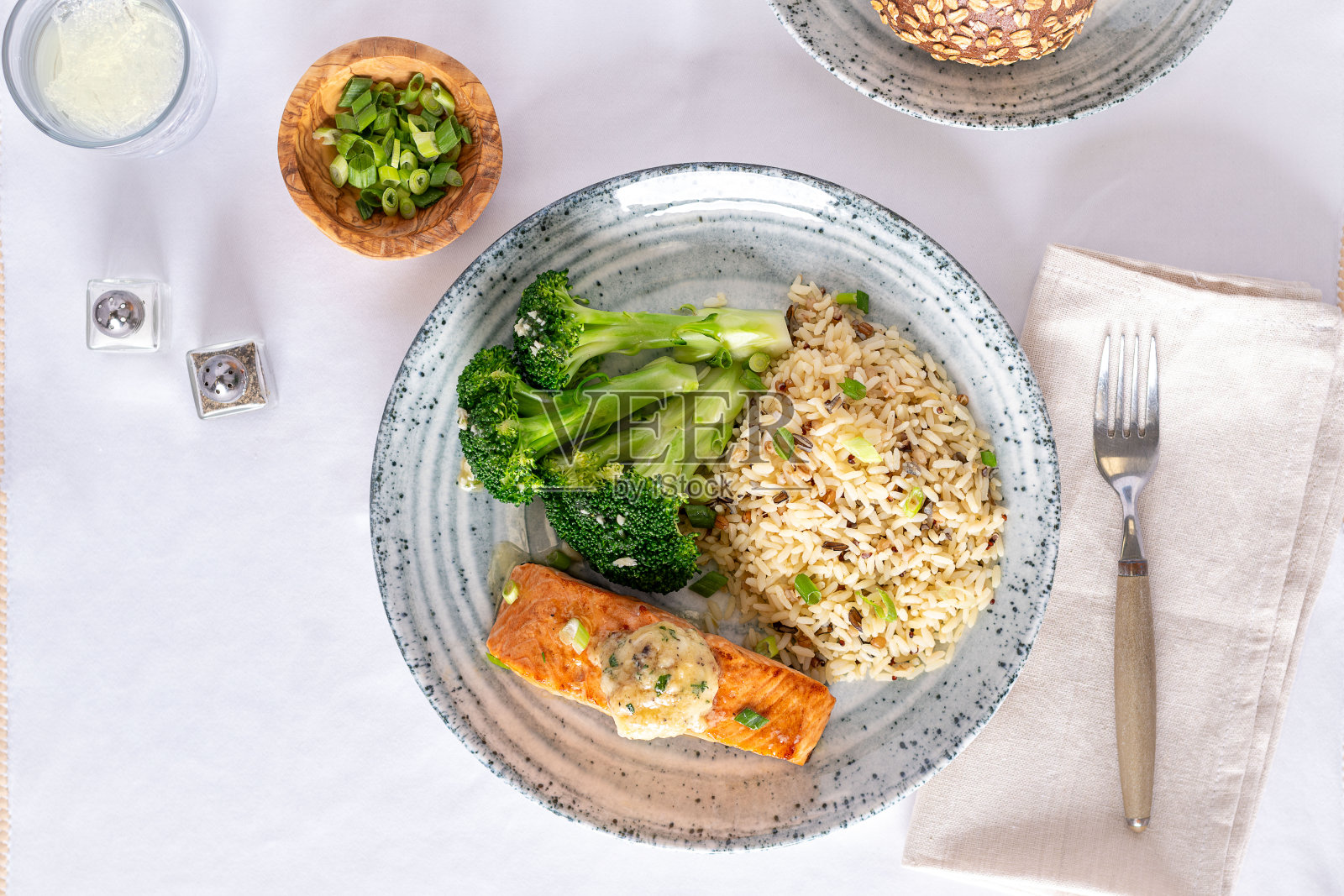 蒜蓉黄油三文鱼排照片摄影图片