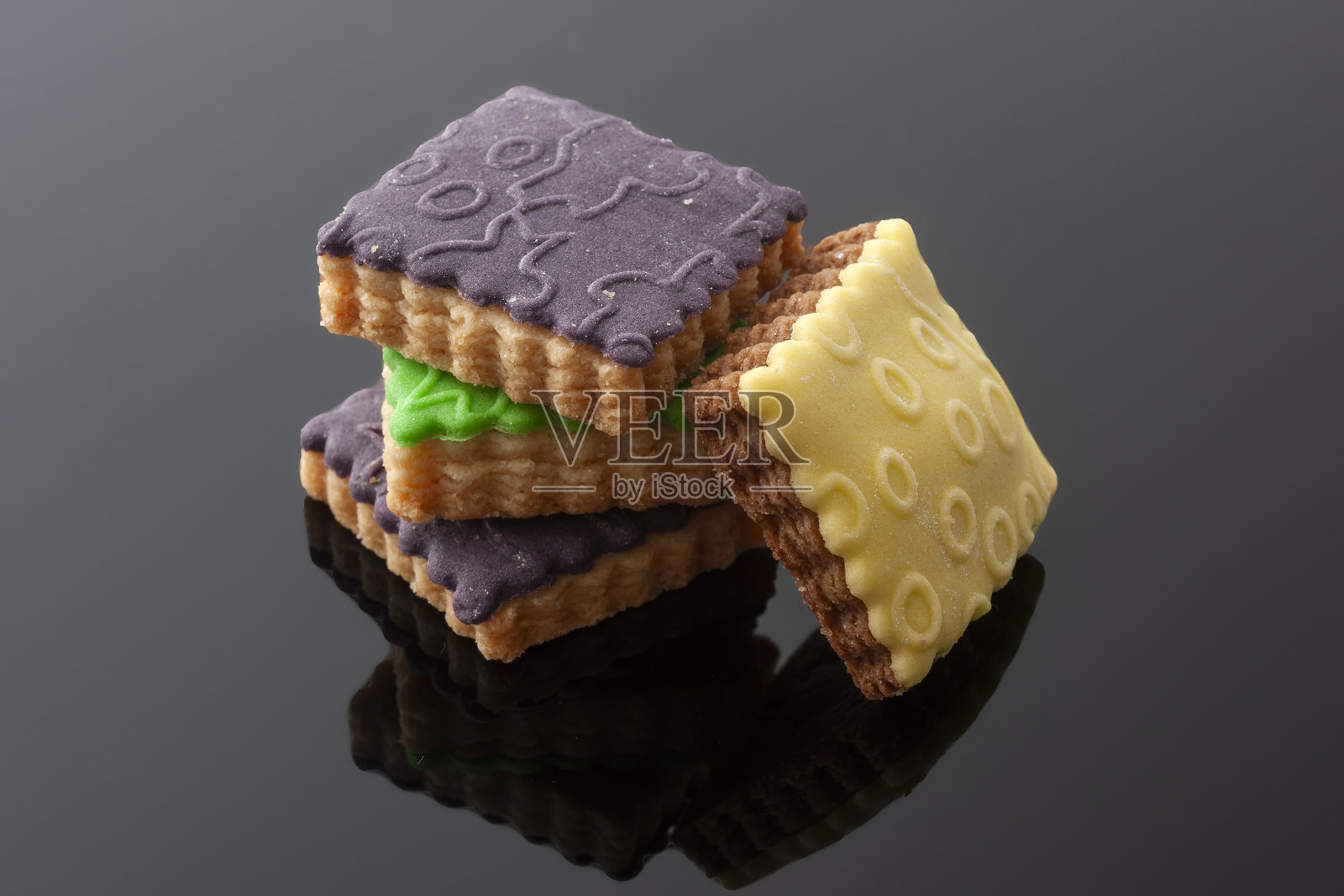 黑色背景上的甜美饼干。照片摄影图片