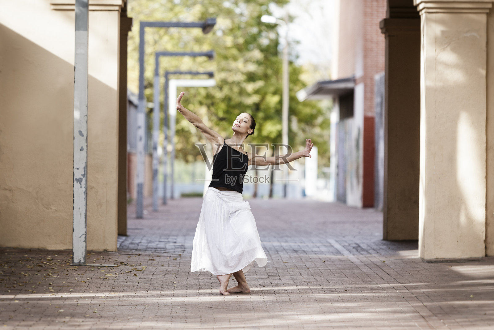 女人在步道上跳舞的全身照照片摄影图片
