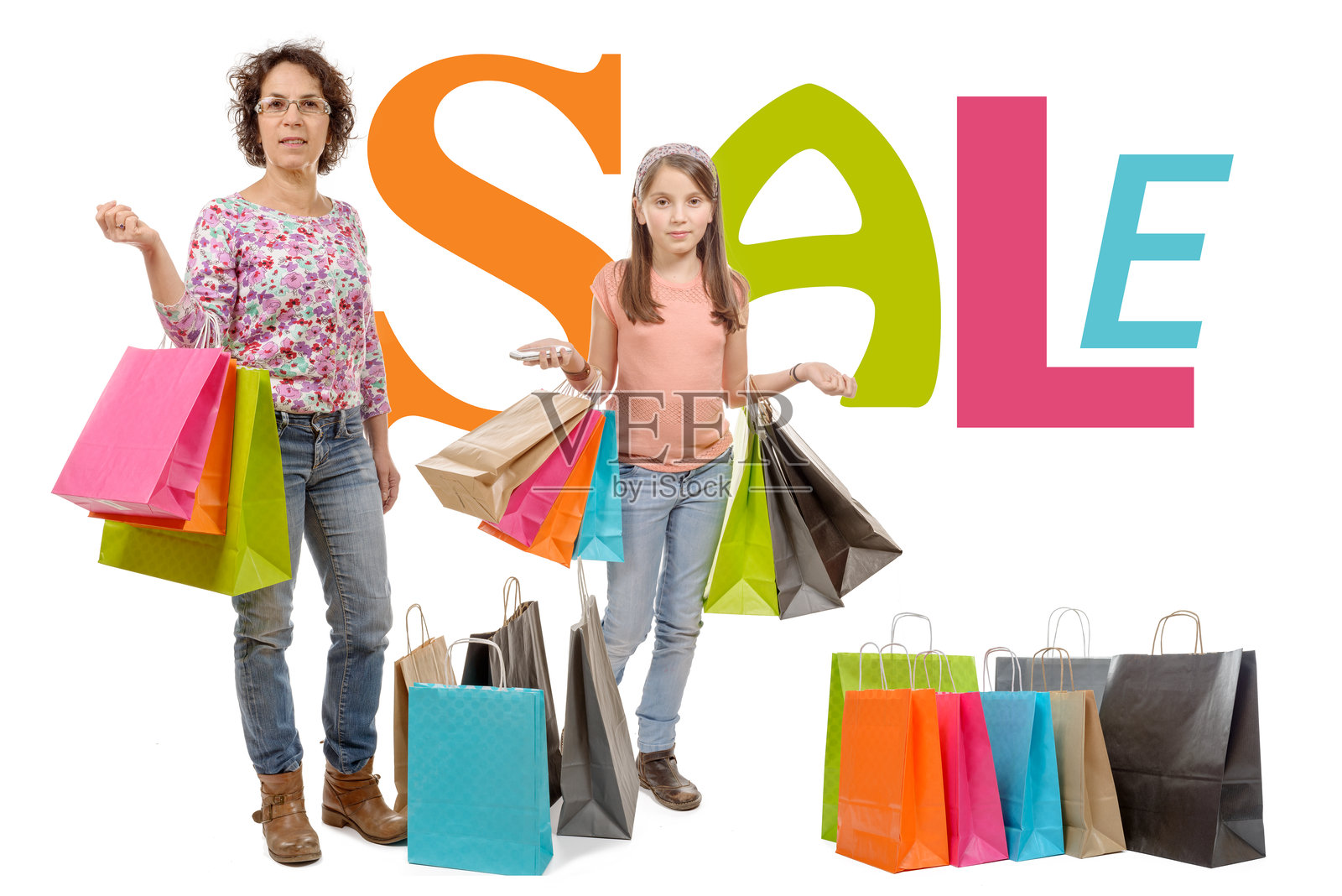 母女俩手提购物袋,站在促销文字前合影照片摄影图片