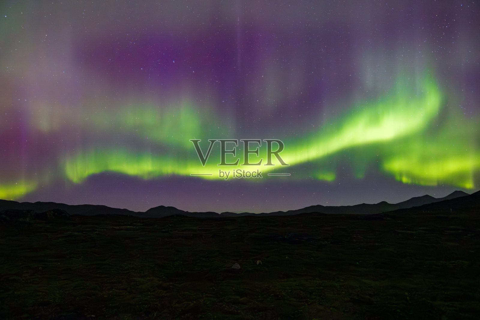 南格陵兰乌纳塔克岛上的北极光照片摄影图片