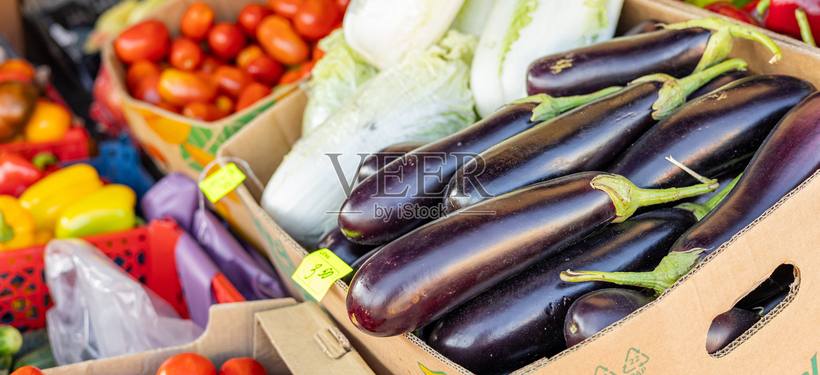 从上方俯视一堆茄子(Solanum melongena),在蔬菜市场出售。俯瞰构图。印度的集市系统。农业法。照片摄影图片