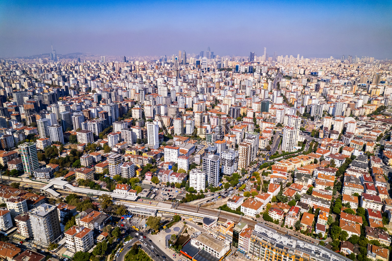 土耳其伊斯坦布尔卡迪柯伊的博斯坦吉区。照片摄影图片