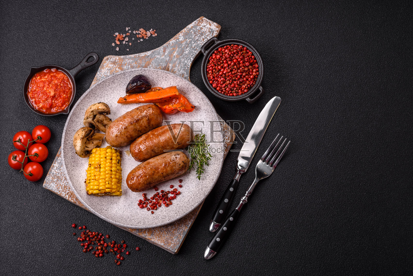 鸡肉或猪肉香肠,配以盐、香料和草药照片摄影图片