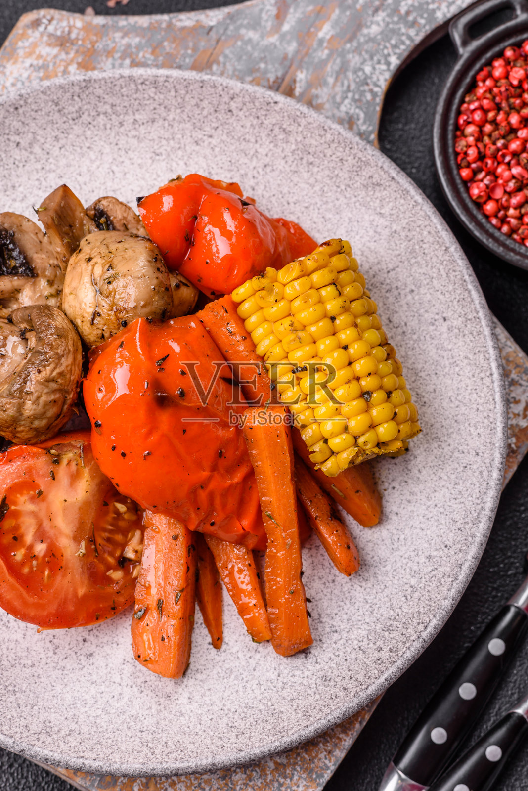 烤蔬菜:辣椒、西红柿、 zucchini、洋葱、胡萝卜、玉米、蘑菇照片摄影图片