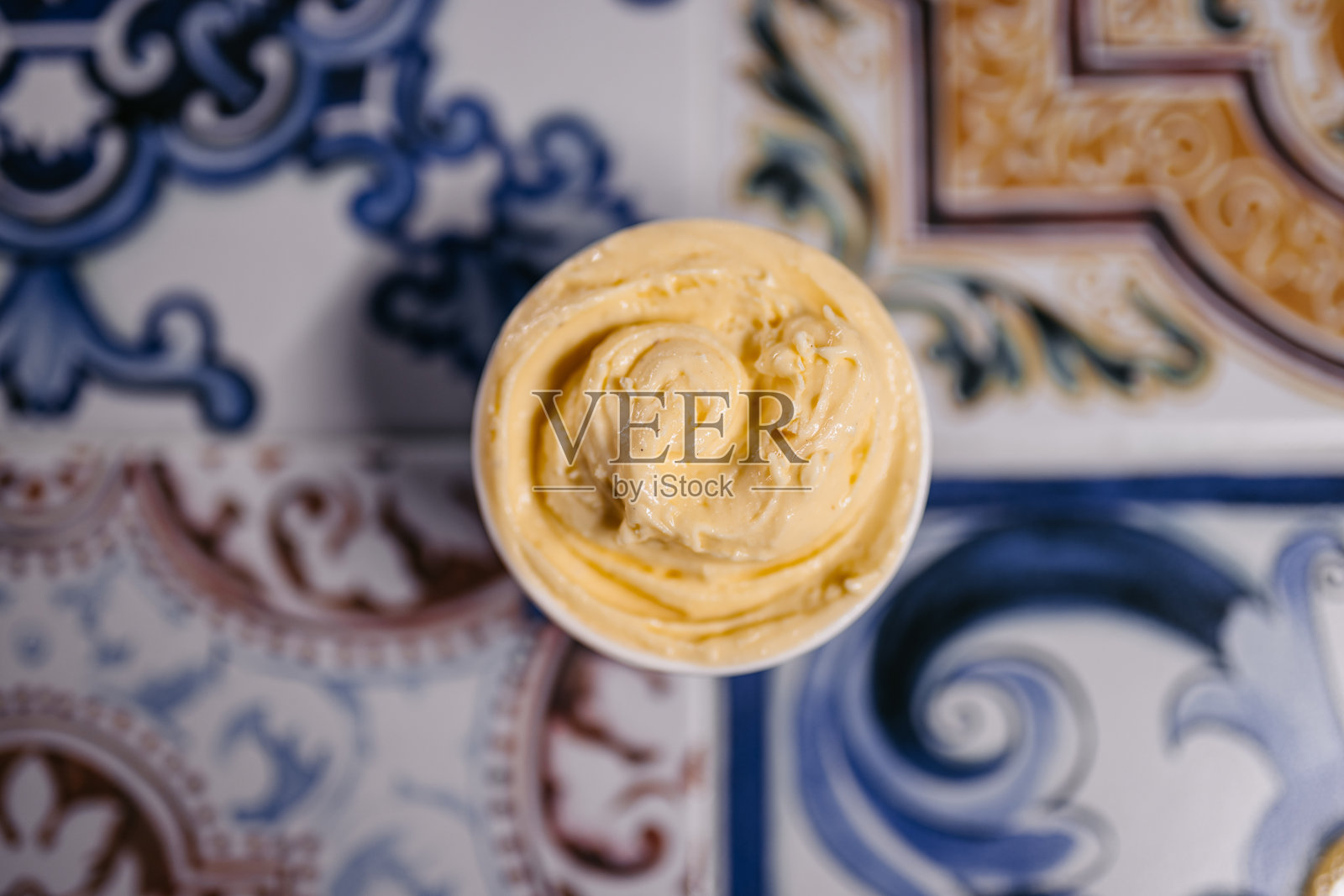 冰淇淋店桌子上的香草冰淇淋杯照片摄影图片