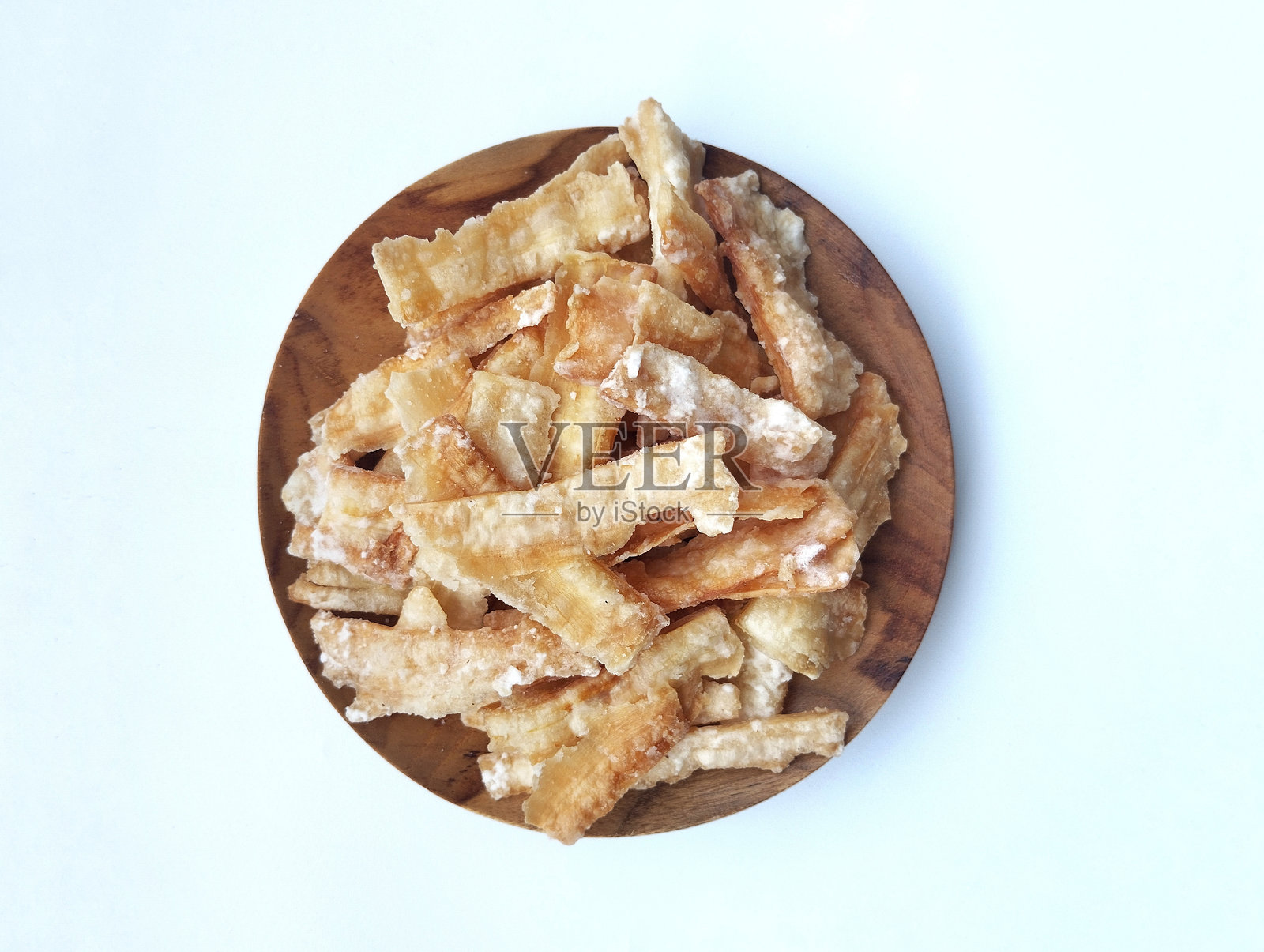 白色背景上盘子里的木薯片照片摄影图片