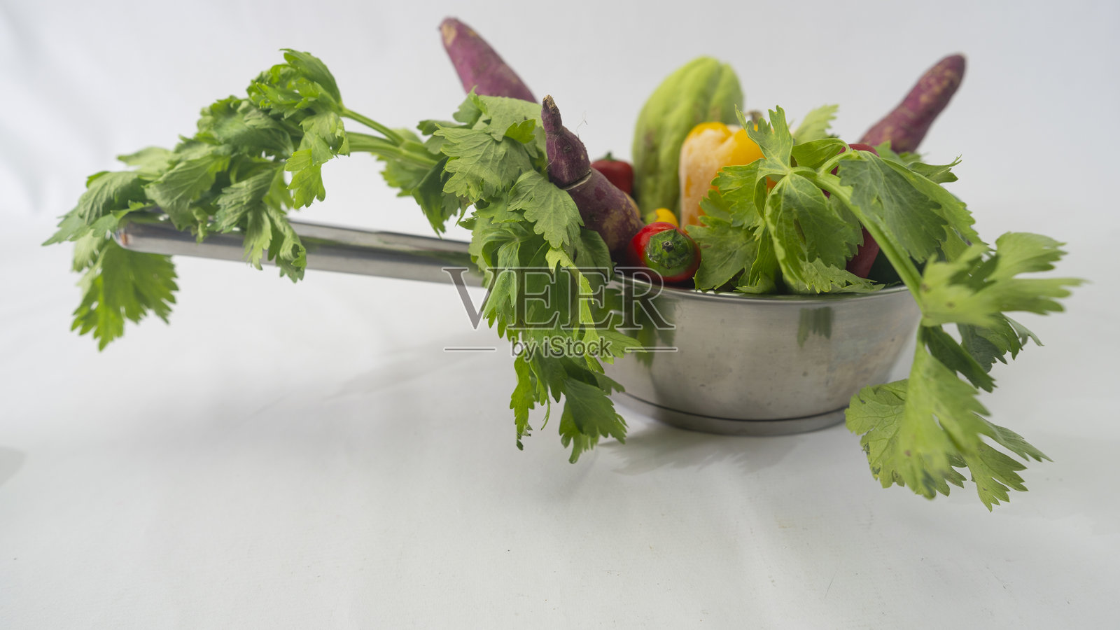 新鲜蔬菜和块根类蔬菜 各种冷冻辣椒、芹菜、土豆、黄瓜、大蒜和佛手瓜照片摄影图片