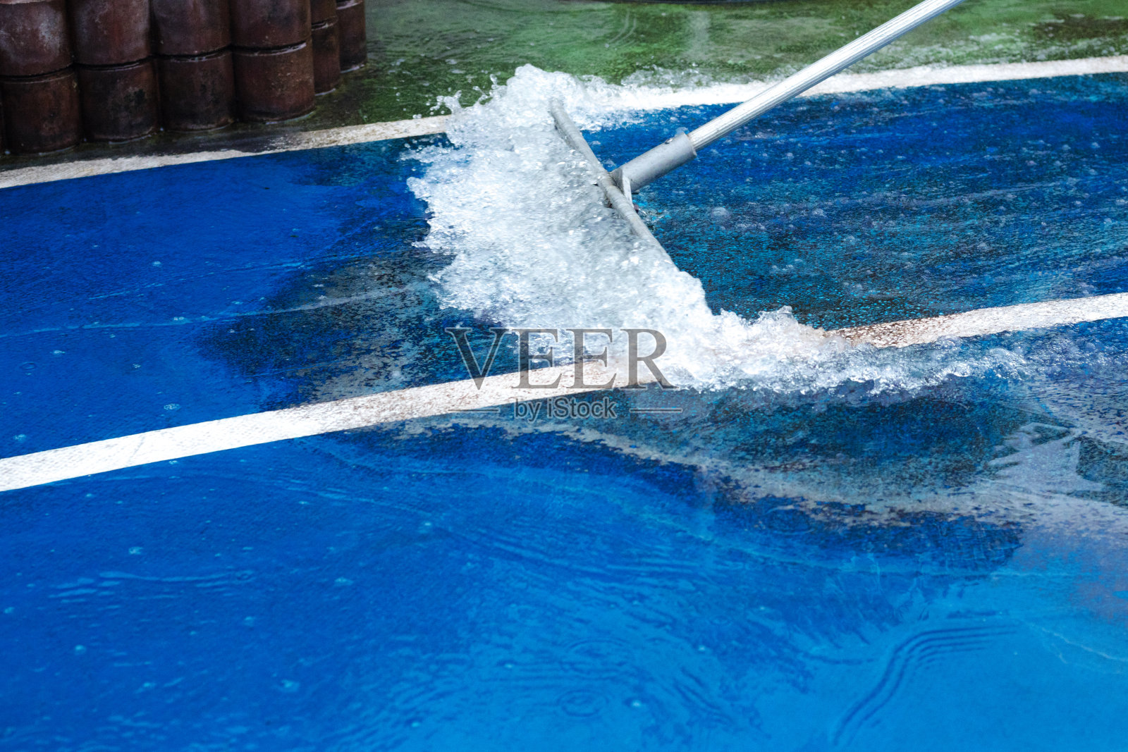 清洁屋顶的健身跑道和跑道上的水照片摄影图片