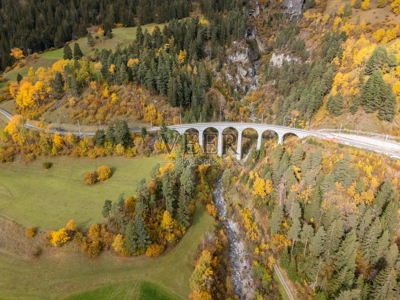 秋季森林山谷中的历史石拱桥照片摄影图片