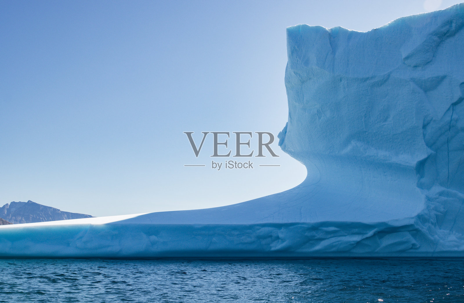 南格林兰峡湾中的冰川和冰山景观。照片摄影图片