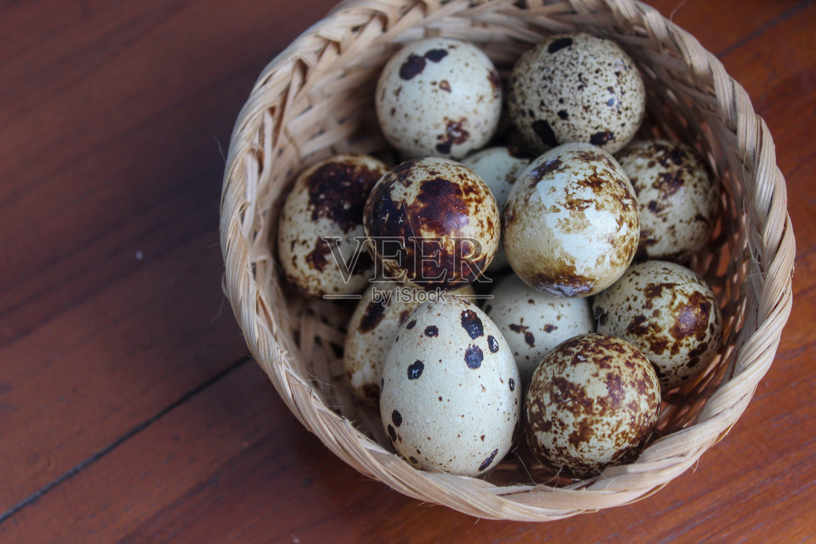 生鹌鹑蛋照片摄影图片