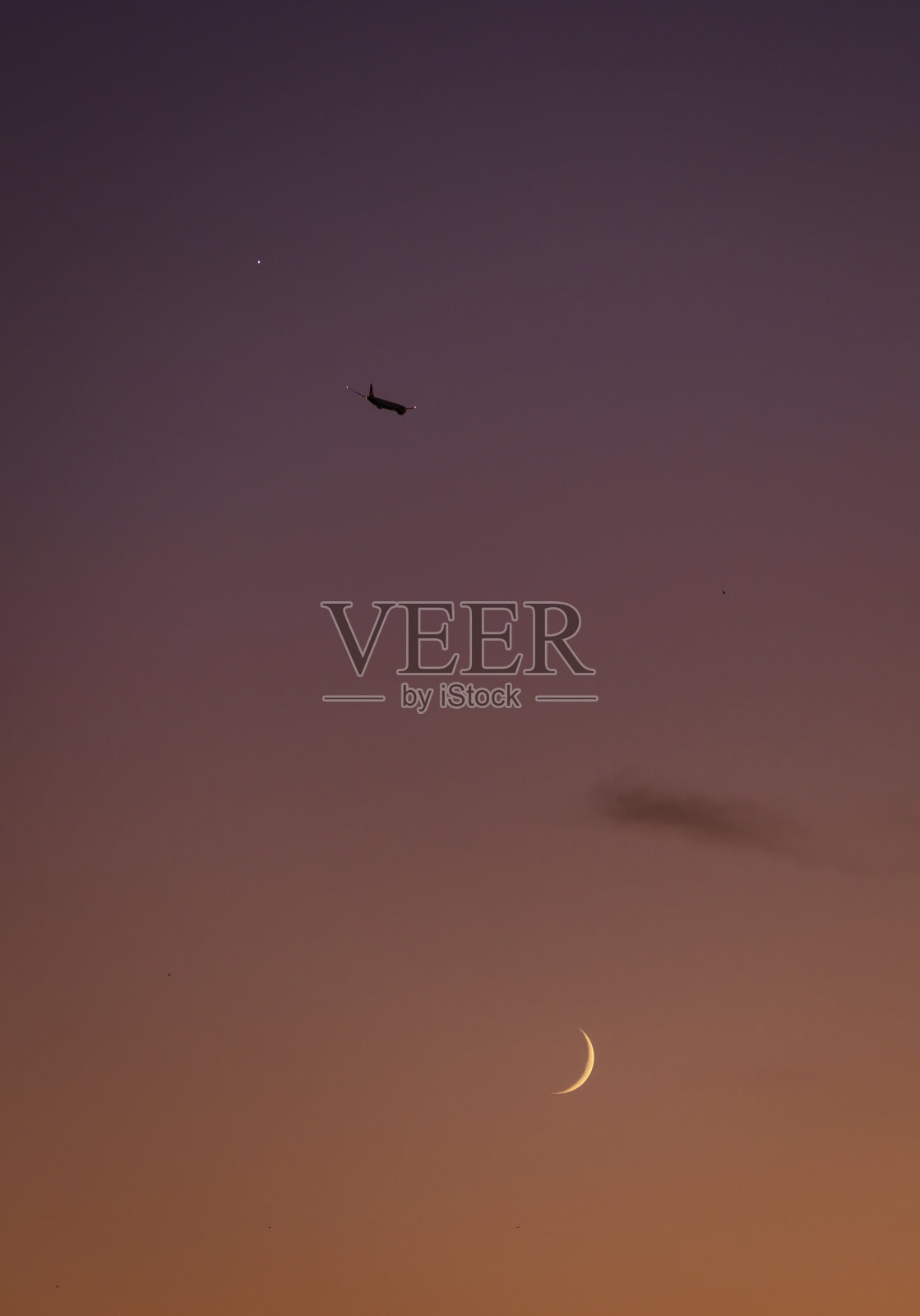 日落天空,月亮,金星,飞机。照片摄影图片