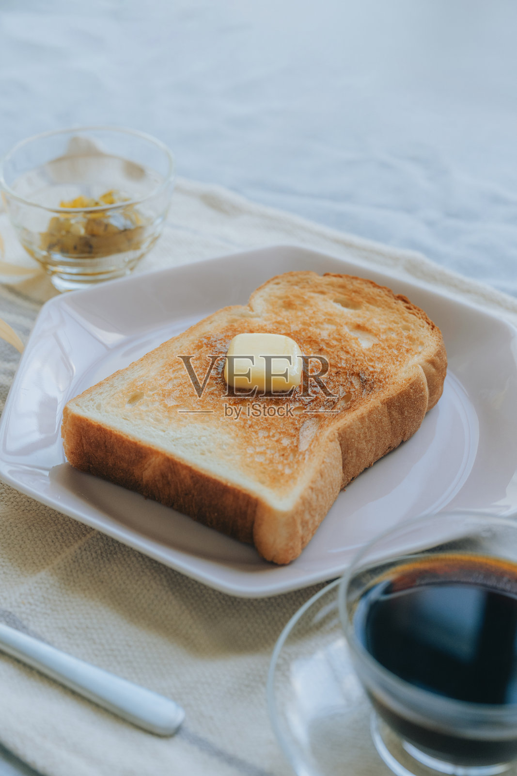 猕猴桃果酱、吐司和热咖啡的早餐照片摄影图片