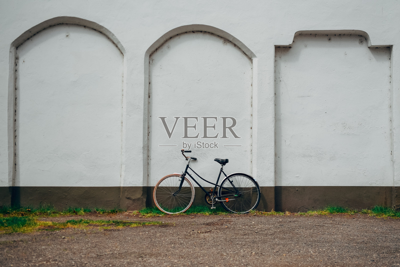 后院里一辆旧自行车的极简特写照片摄影图片