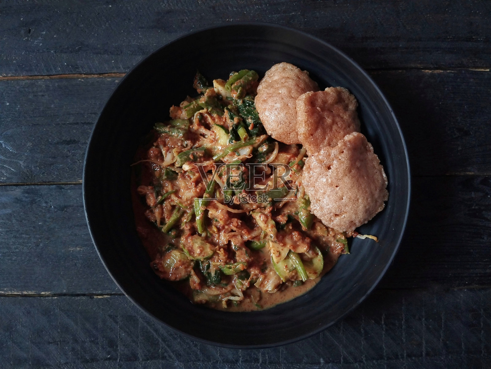 木桌上的印尼沙拉(Gado gado)照片摄影图片