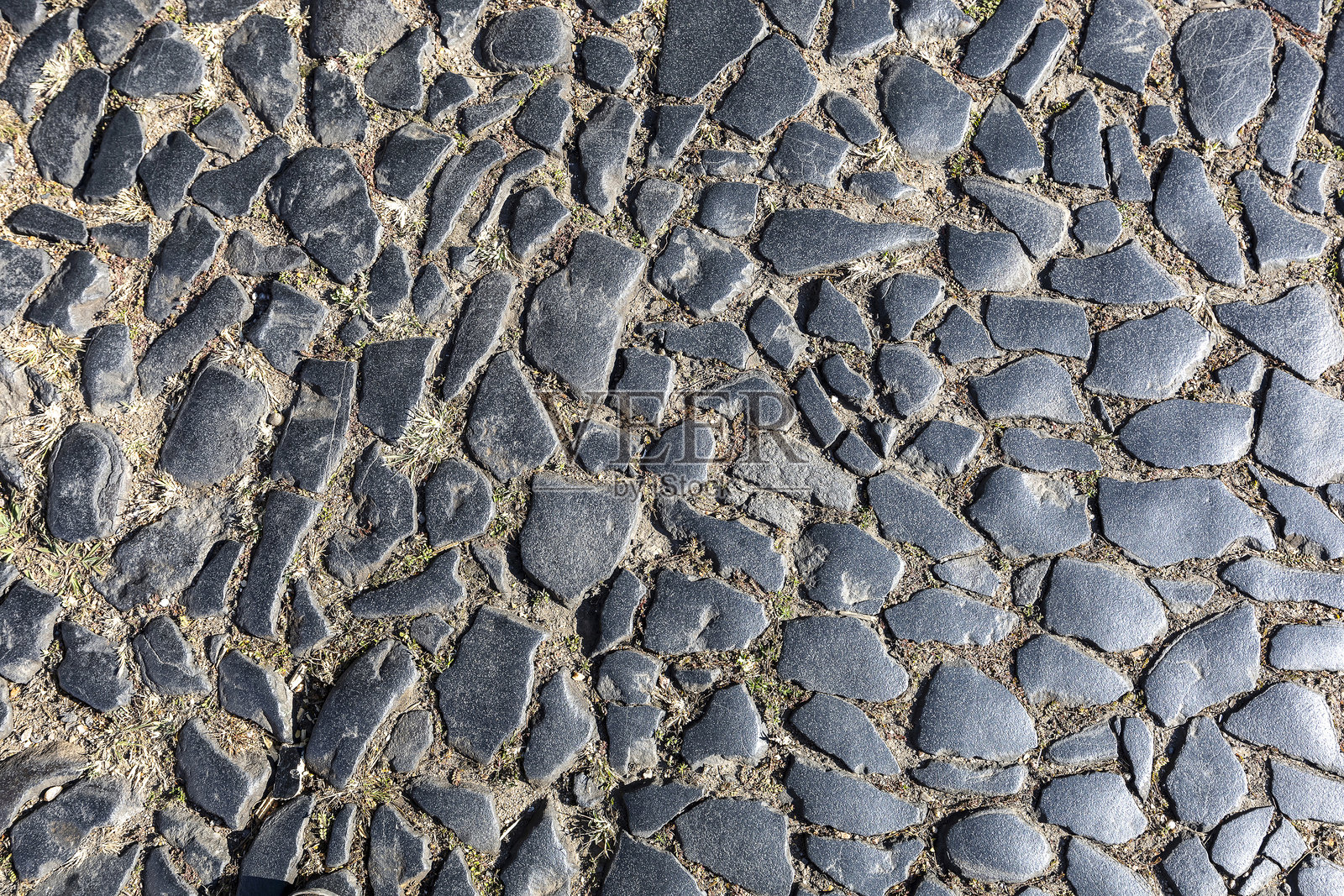 在巴西米纳斯吉拉斯州历史悠久的殖民城市圣若昂德尔雷伊,鹅卵石和石头路面纹理照片摄影图片